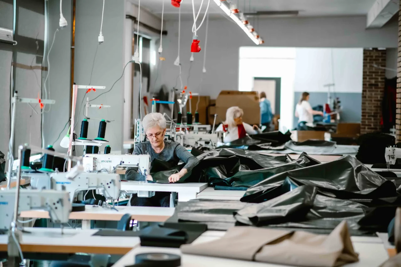 Couturières confectionnant des housses sur mesure dans notre atelier ShopYourCover