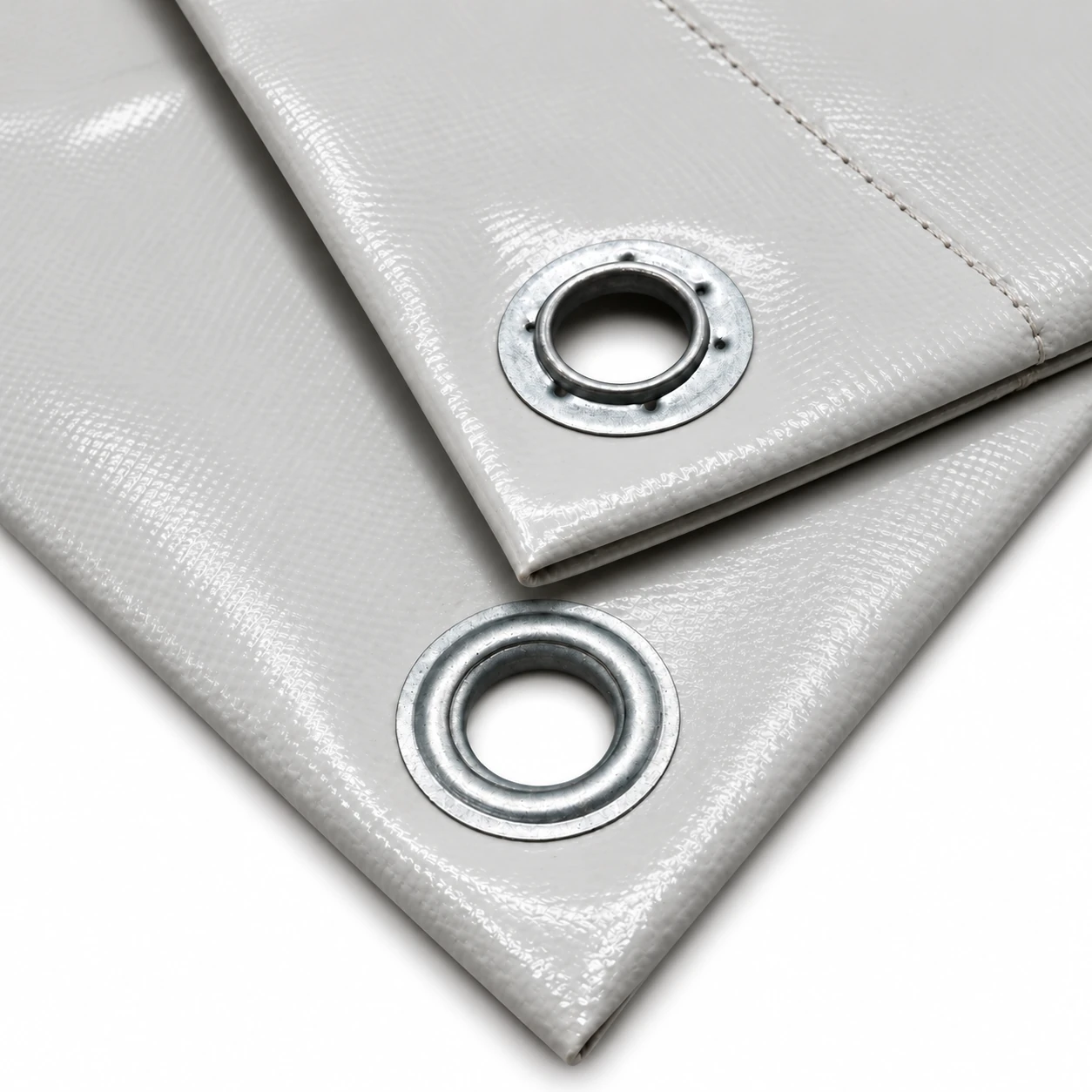 Finition à œillets ronds sur bâche PVC grise